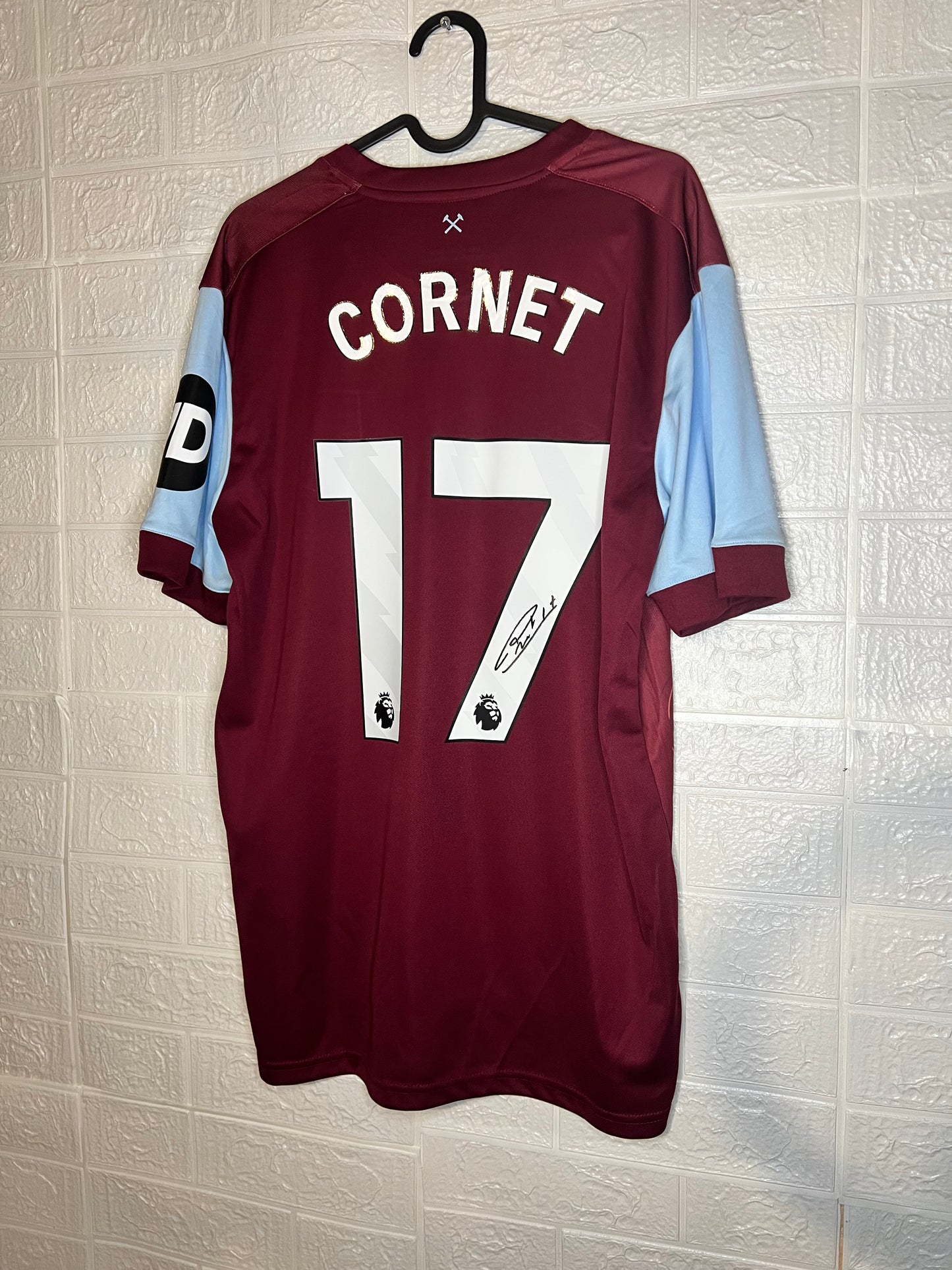 Cornet signed West Ham shirt
